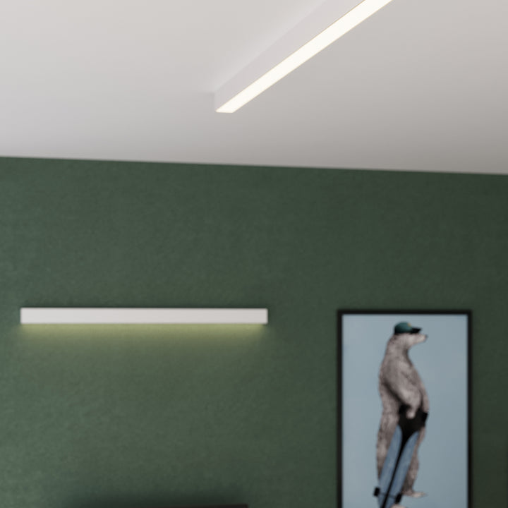 Applique murale linéaire PINNE blanc au-dessus d'un tableau
