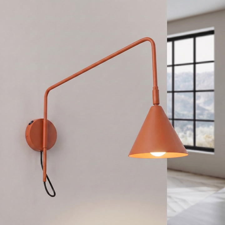 Applique Murale ocre rouge allumée, vue rapprochée