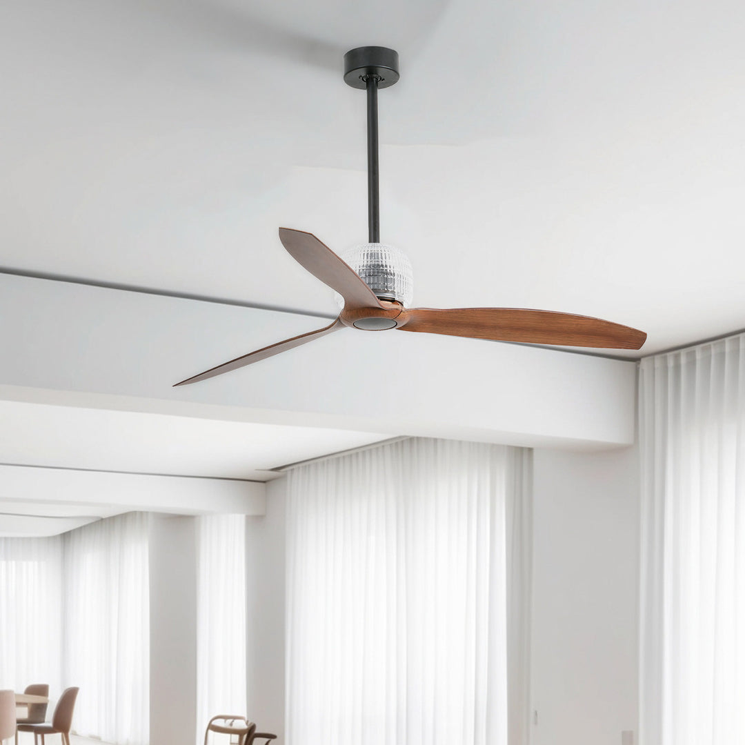 Ventilateur de plafond Deco Fan noir et noyer en situation
