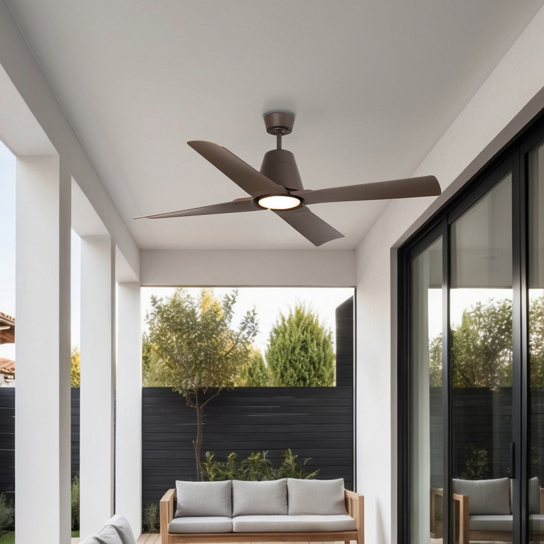 Ventilateur de plafond Typhoon marron avec lumière en situation