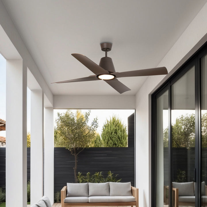 Ventilateur de plafond Typhoon marron avec lumière en situation