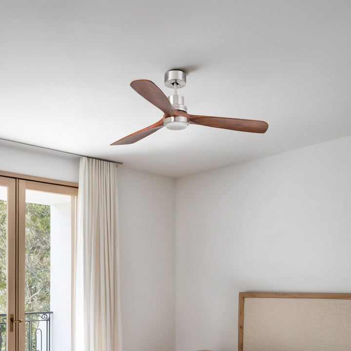 Ventilateur de plafond Lantau nickel mat et noyer de Faro Barcelona en situation