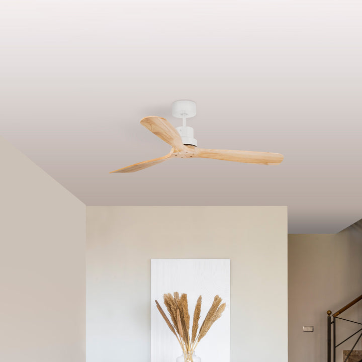 Ventilateur de plafond Lantau blanc et pin de Faro Barcelona en situation