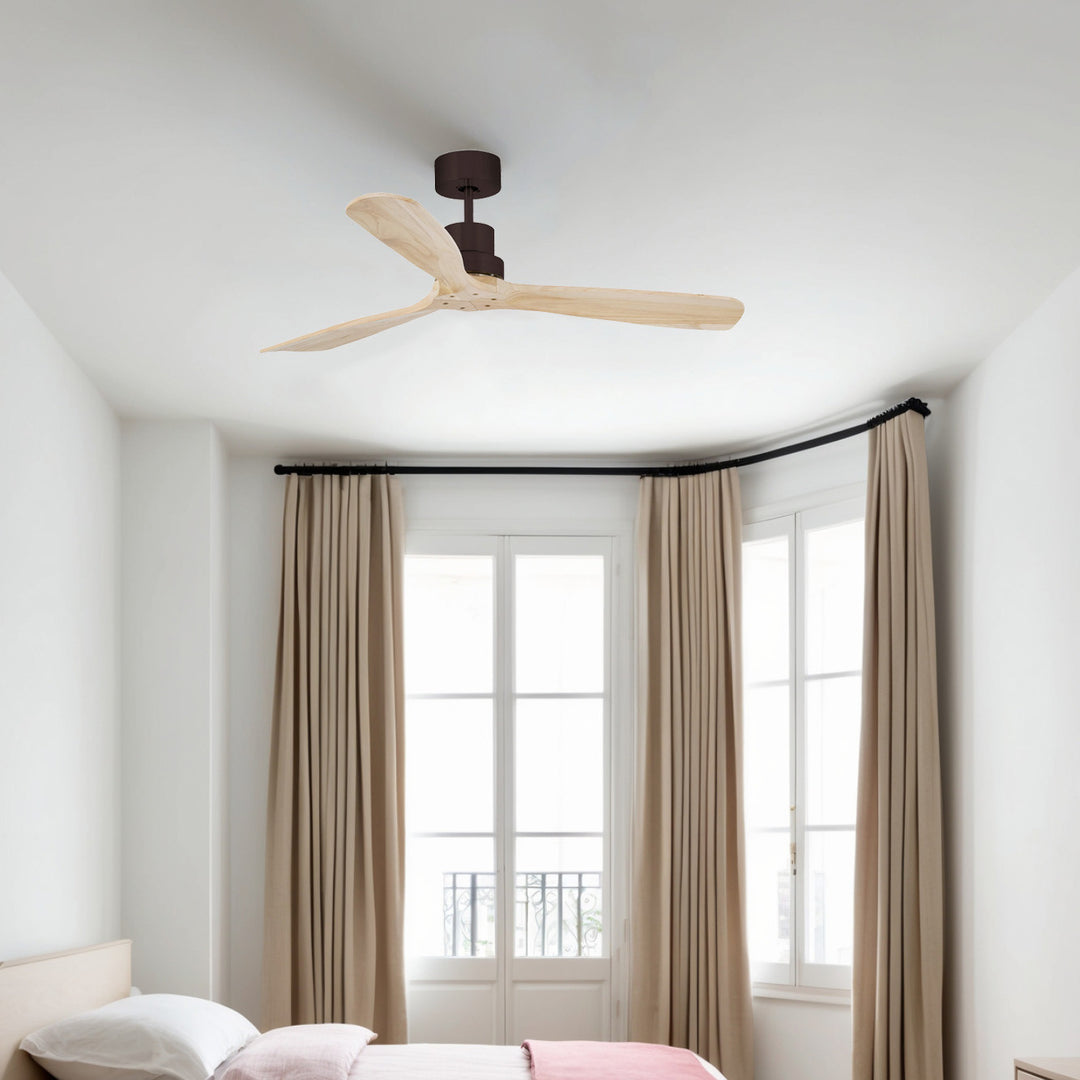 Ventilateur de plafond Lantau marron et pin de Faro Barcelona en situation