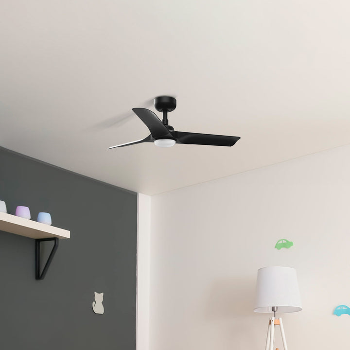 Ventilateur de plafond Hey noir avec lumière dans un intérieur