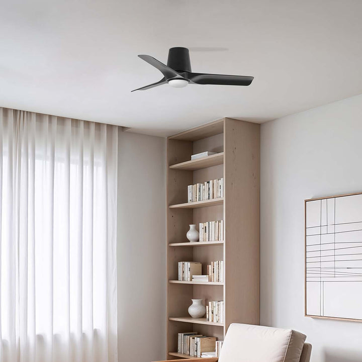 Ventilateur de plafond Hey Tub noir avec lumière dans un intérieur