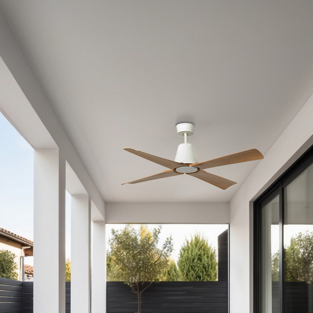 Ventilateur de plafond Typhoon blanc et érable avec lumière en situation