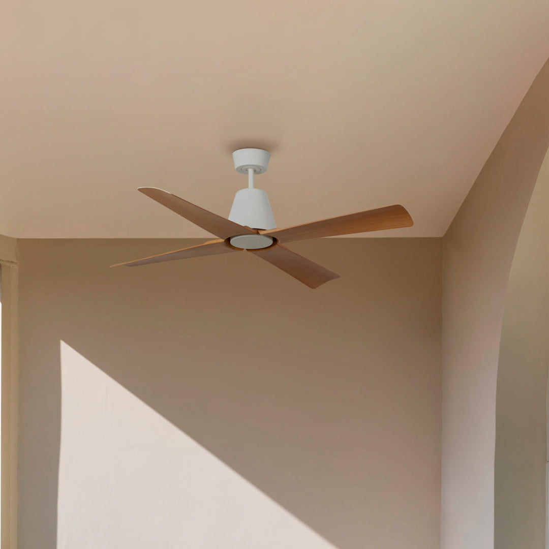 Ventilateur de plafond Typhoon blanc et érable en situation