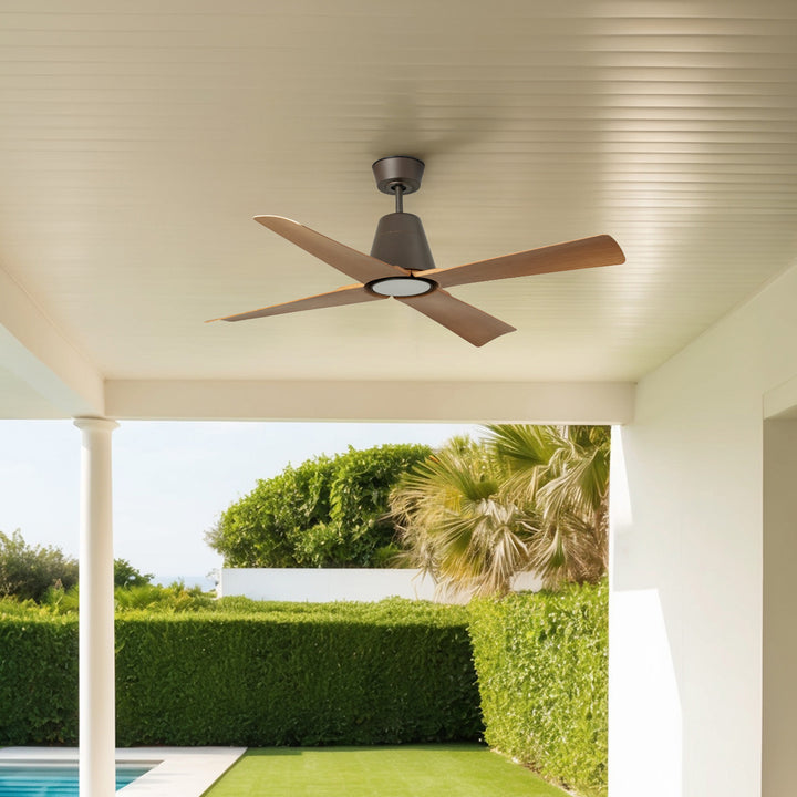 Ventilateur de plafond Typhoon marron et érable avec lumière en situation