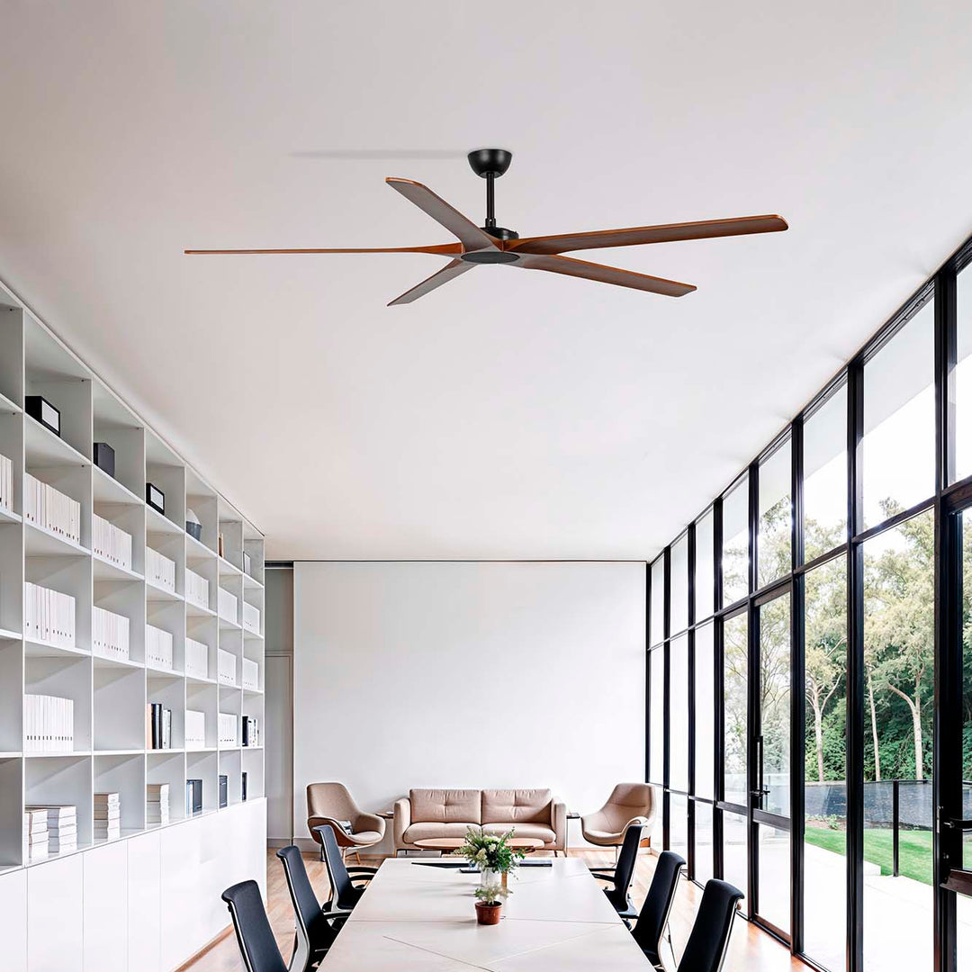 Ventilateur de plafond Bigwood noir et noyer foncé en situation