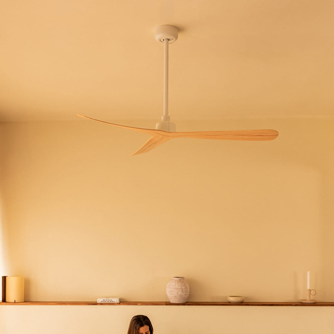 Ventilateur de plafond Rocker blanc et frêne de Faro Barcelona en situation