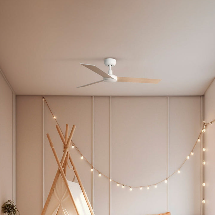 Ventilateur de plafond Rudder blanc et frêne en situation