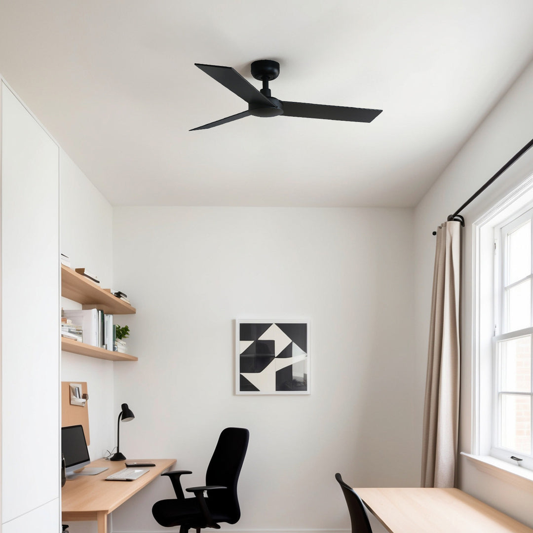 Ventilateur de plafond Rudder noir et noyer dans un intérieur