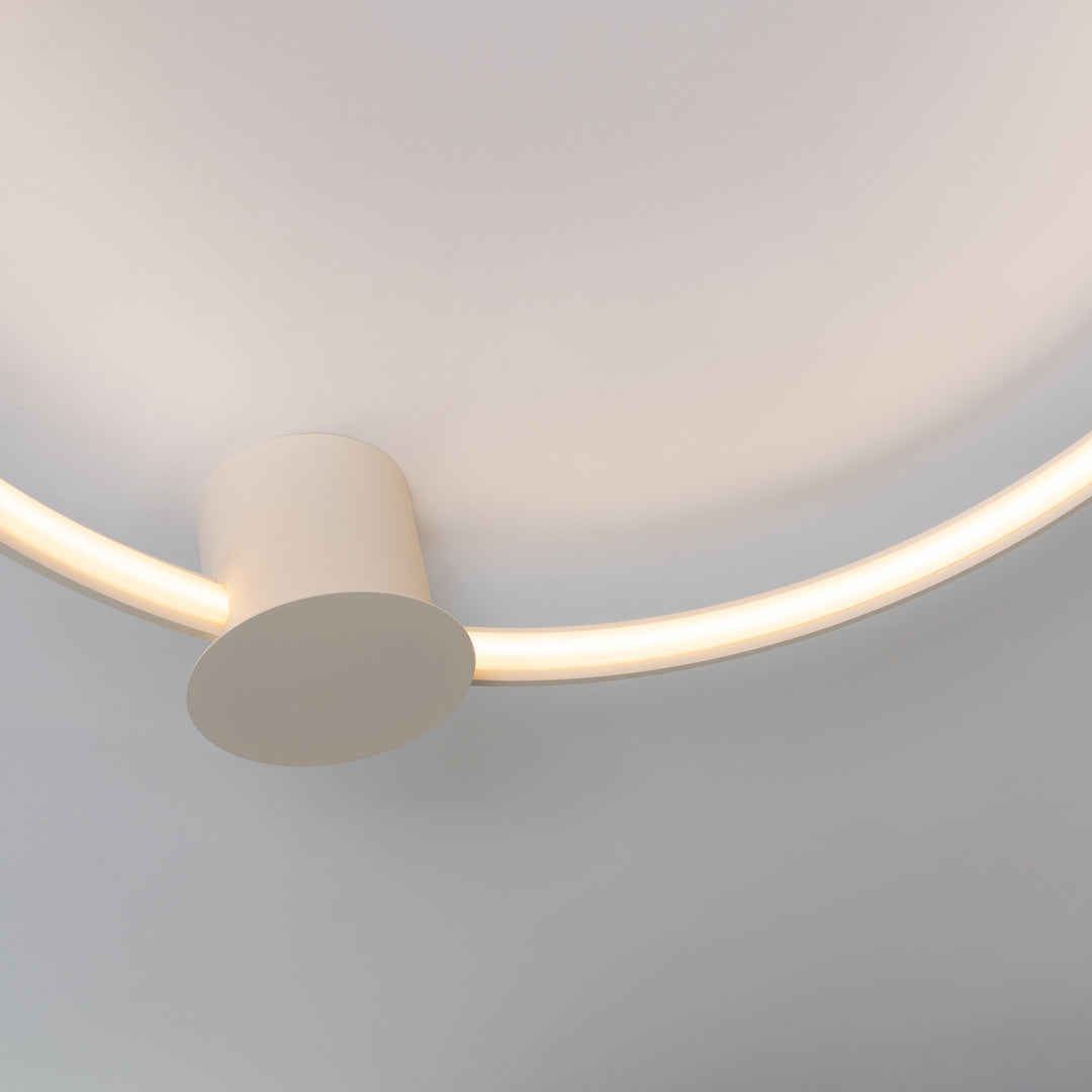 Plafonnier anneau RIO beige allumée, vue rapprochée