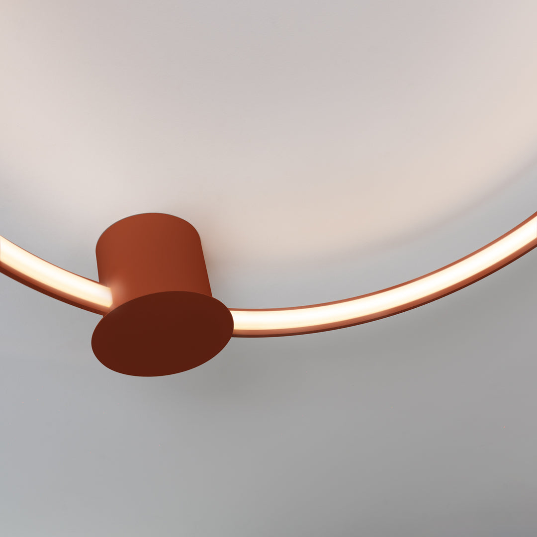 Plafonnier anneau RIO ocre rouge allumée, vue rapprochée