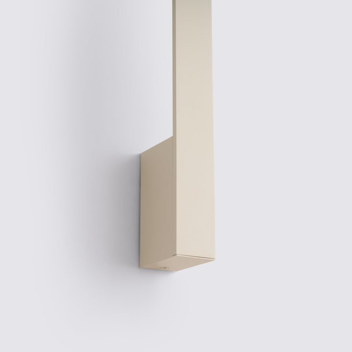 Applique murale SAPPO beige allumée, vue en perspective