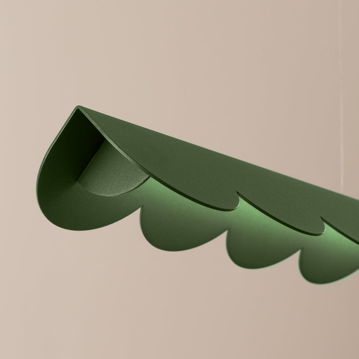 Suspension BISCUIT vert olive allumée, détail des festons
