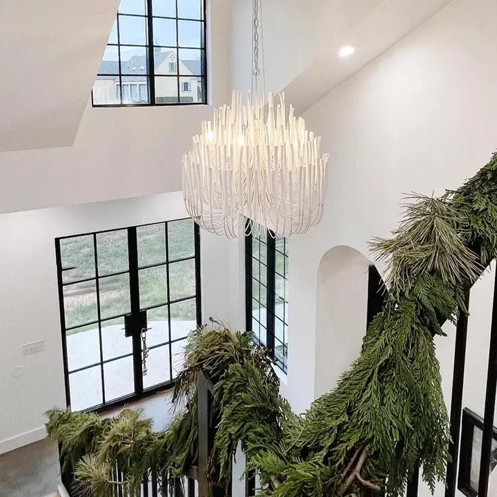 Suspension luminaire design en forme de bougies blanches chic