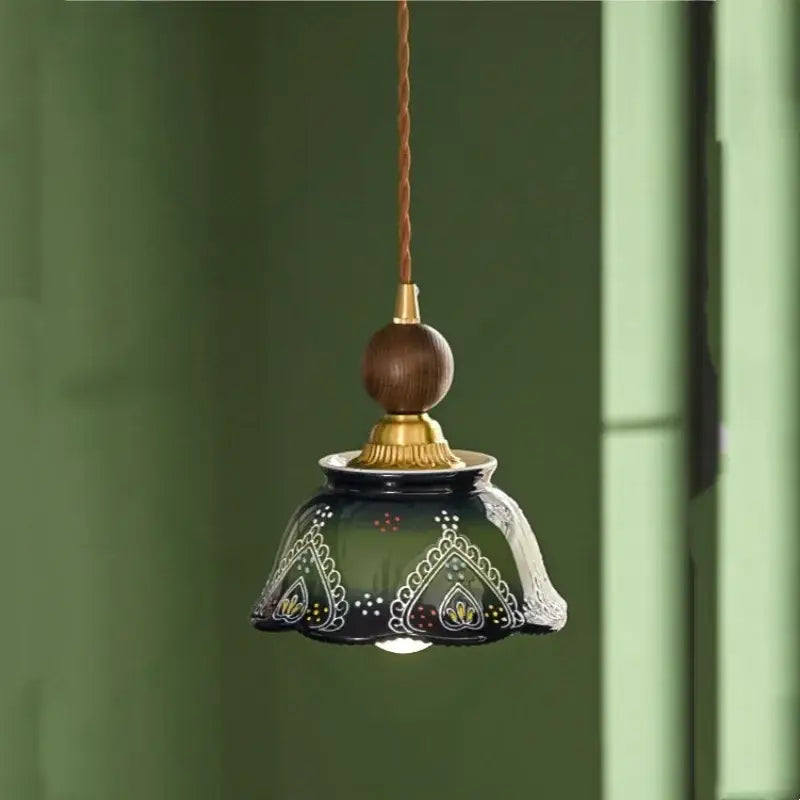 Suspension vintage en céramique vert et bois pour salon chic