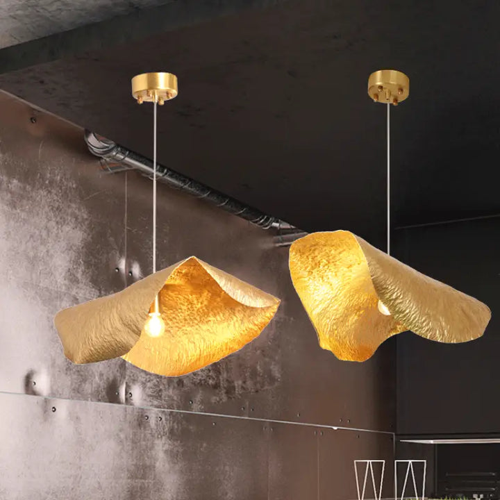 Suspension luminaire en bronze avec bords repliés raffiné