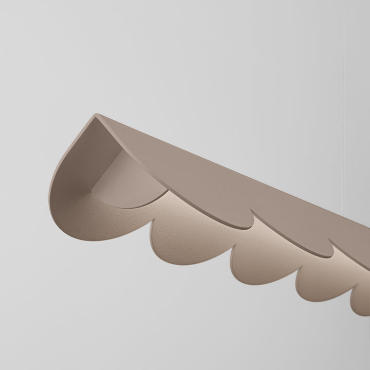 Suspension BISCUIT taupe allumée, détail des festons
