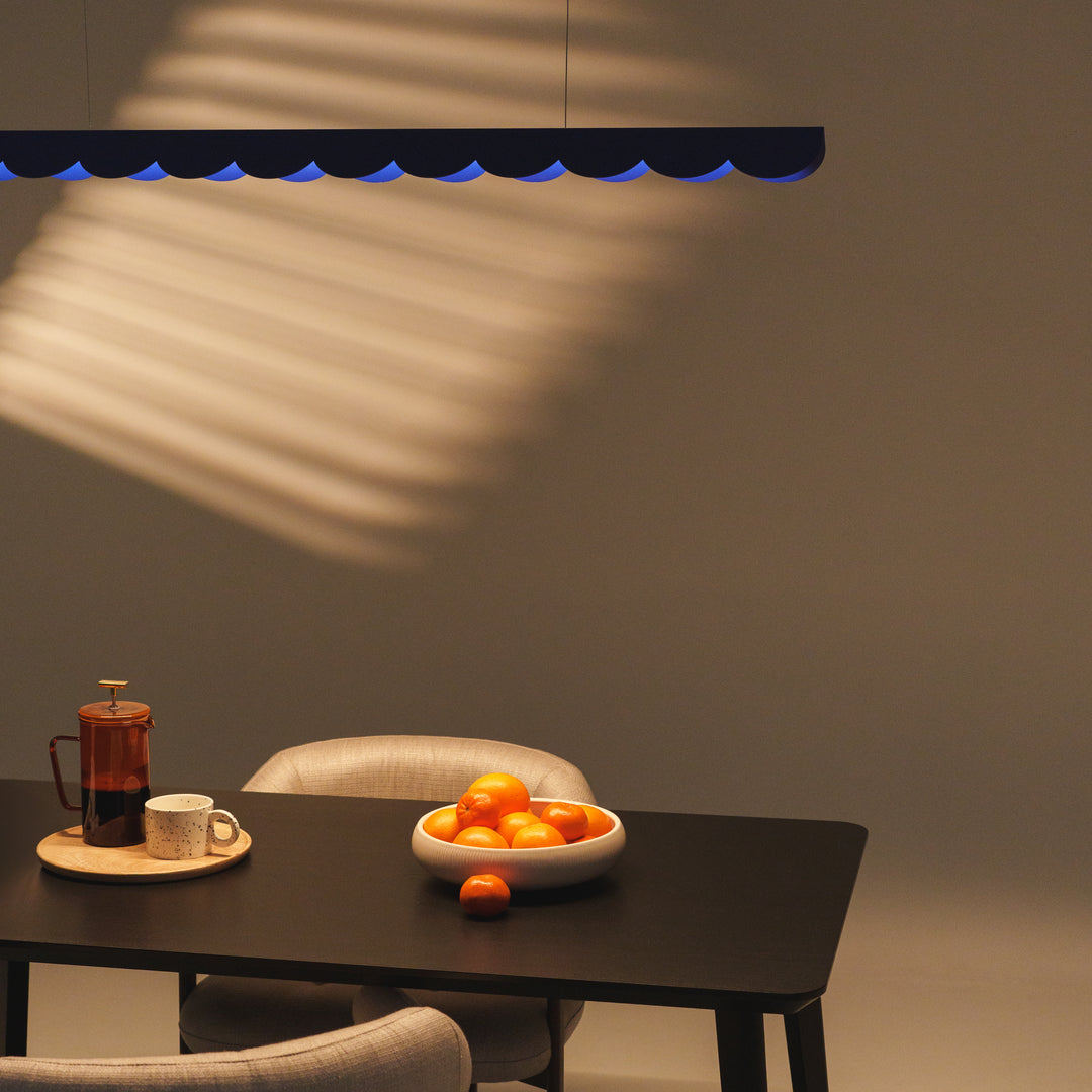 Suspension BISCUIT outremer dans un intérieur contemporain