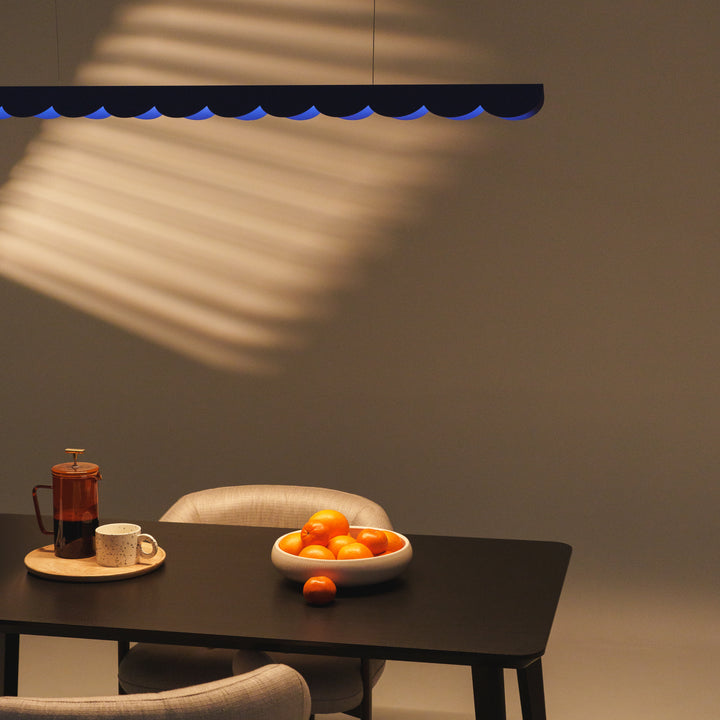 Suspension BISCUIT outremer dans un intérieur contemporain