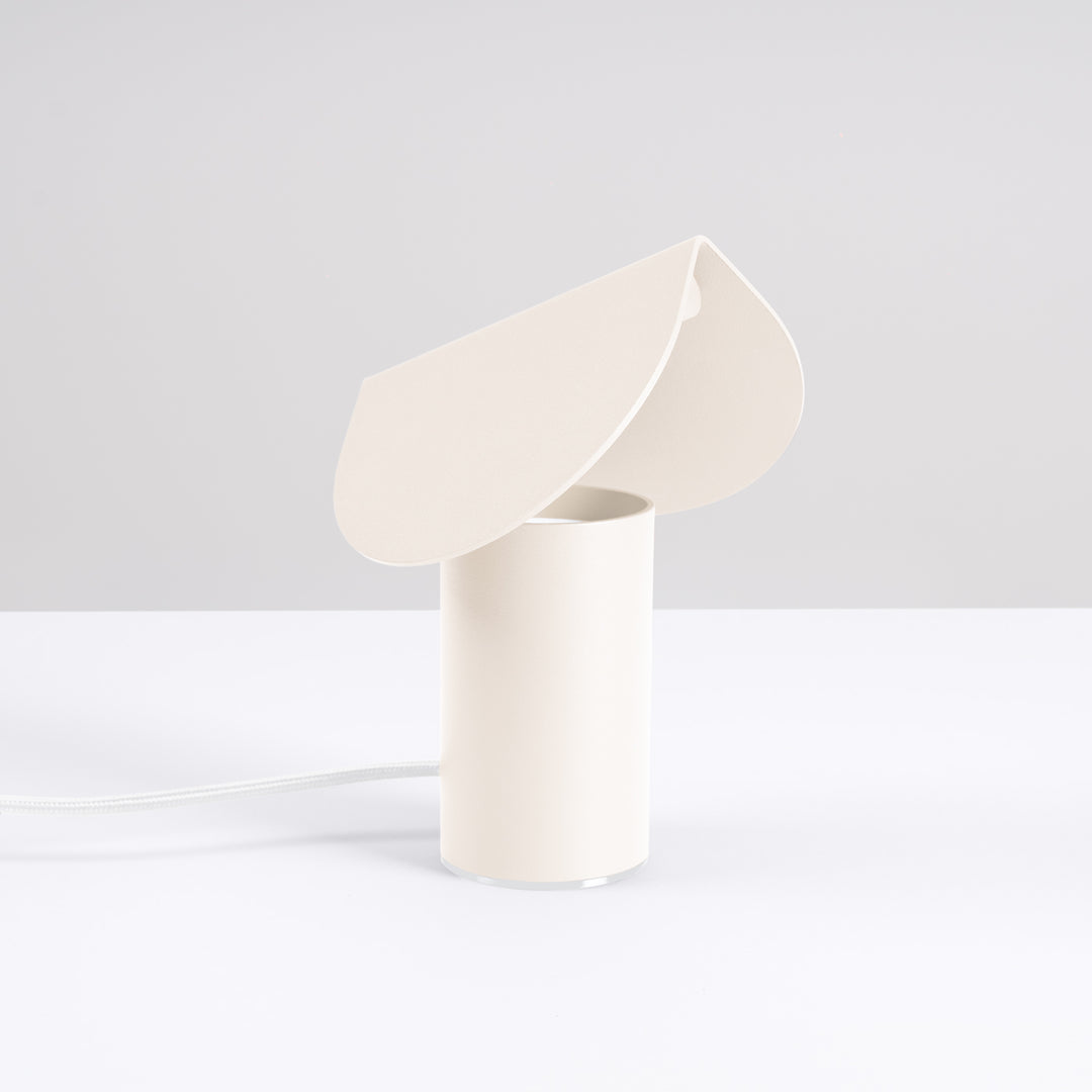 Lampe à poser BISCUIT beige éteinte, sur une table