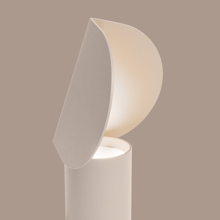 Lampe à poser BISCUIT beige allumée, vue de profil