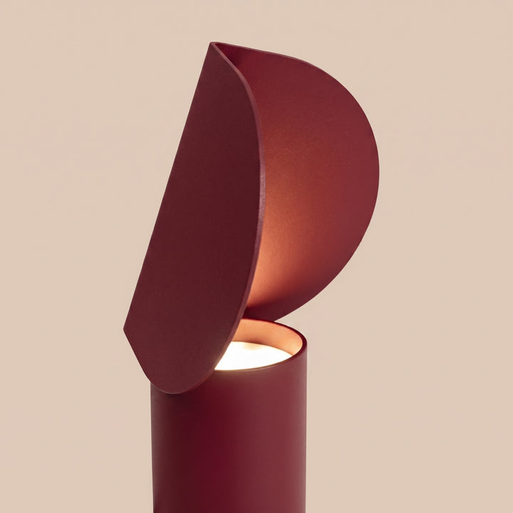 Lampe à poser BISCUIT bordeaux allumée, vue de profil