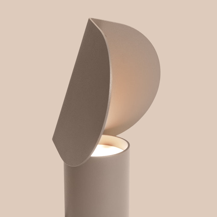 Lampe à poser BISCUIT taupe allumée, vue de profil