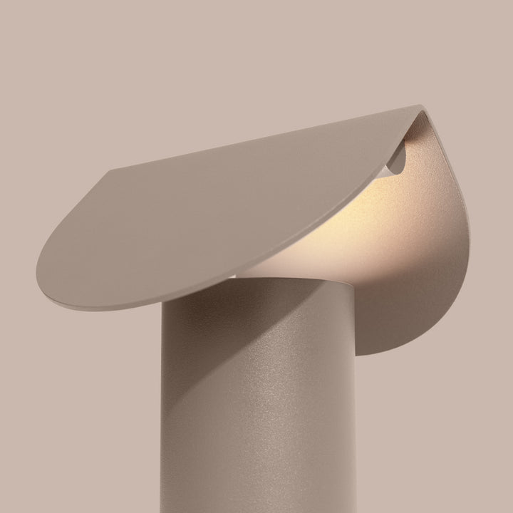 Lampe à poser BISCUIT taupe allumée, vue de trois quarts