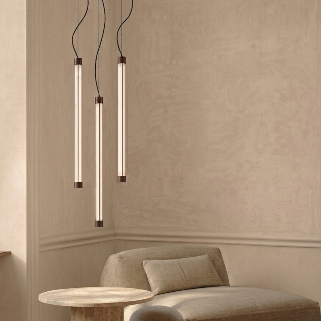 Suspension tube TRANG marron dans un salon