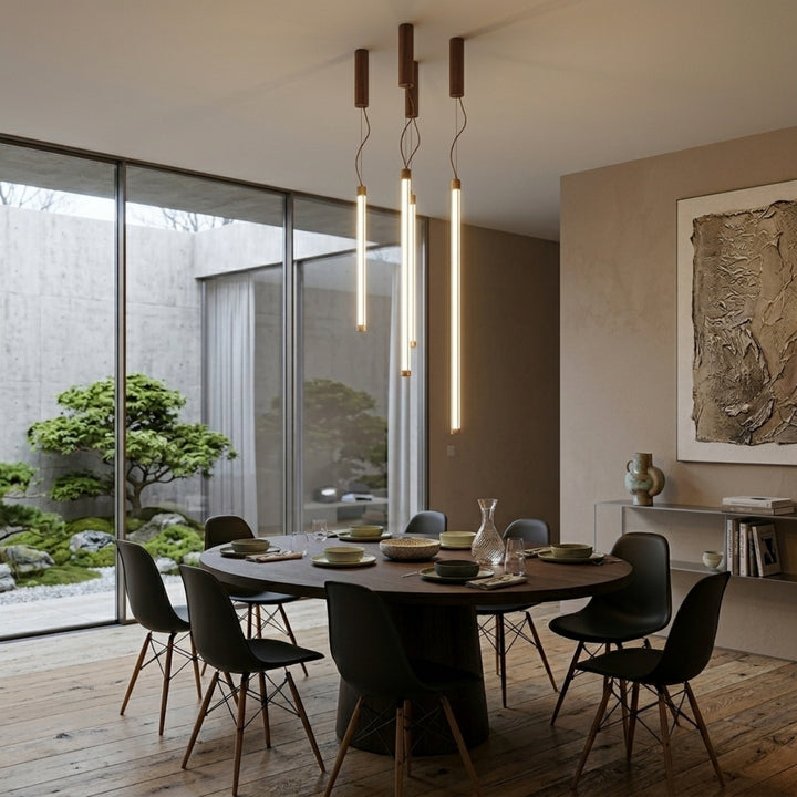 Suspension tube TRANG marron au-dessus d'une table