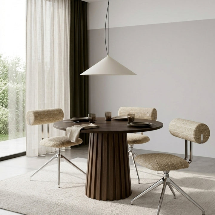 Suspension FINT beige au-dessus d'une table ronde