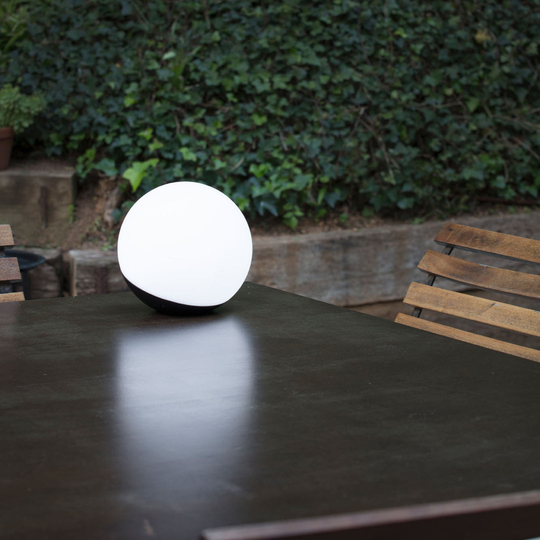 Lampe portable Voila de Faro Barcelona en situation