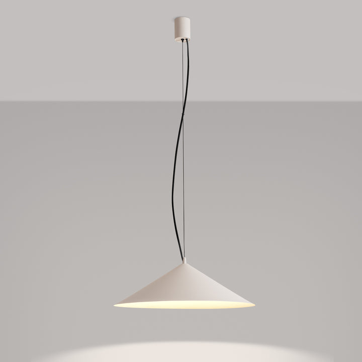 Suspension FINT beige allumée, lumière vers le bas