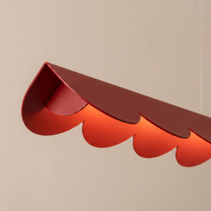 Suspension BISCUIT rouge allumée, détail des festons