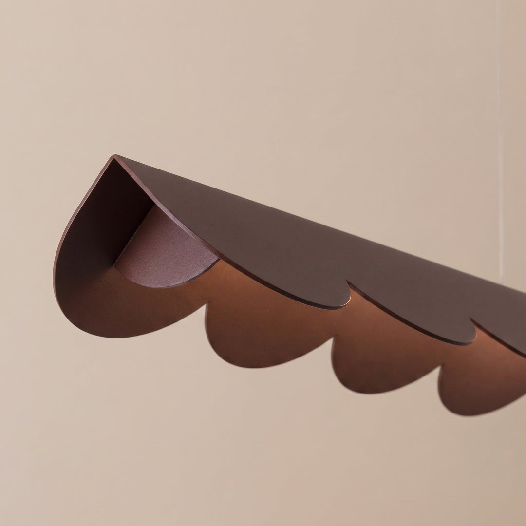 Suspension BISCUIT marron allumée, détail des festons