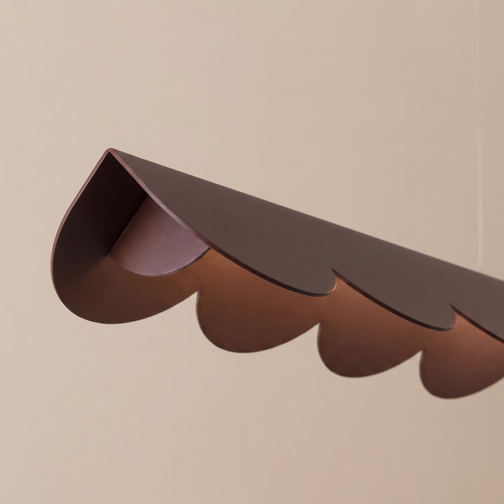 Suspension BISCUIT marron allumée, détail des festons