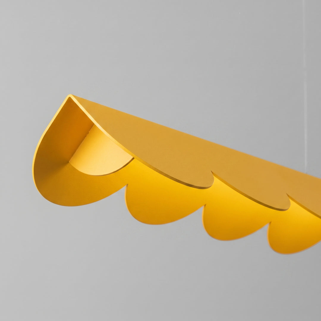 Suspension BISCUIT jaune allumée, détail des festons
