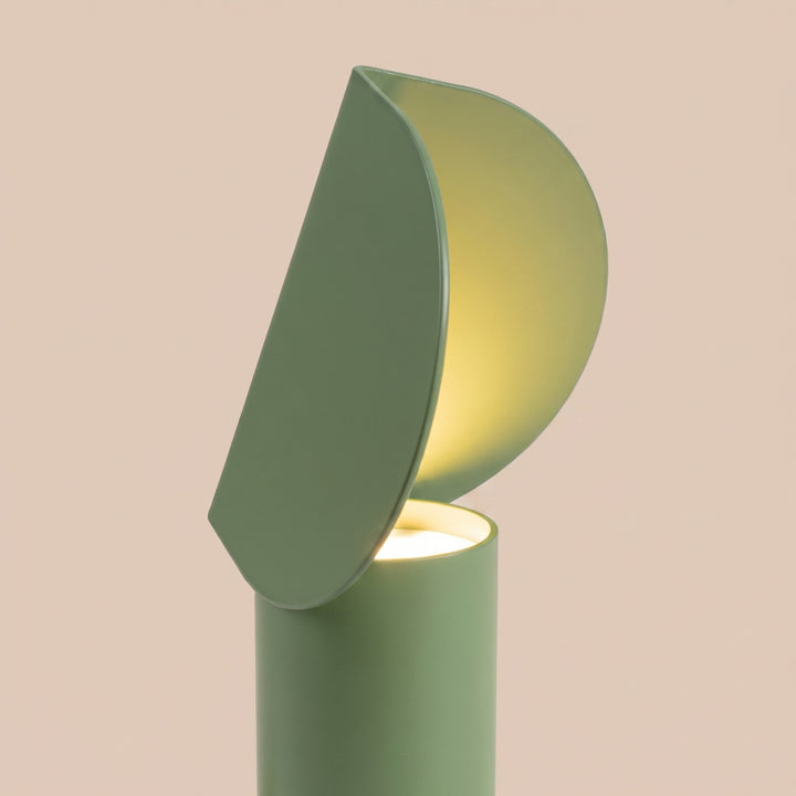 Lampe à poser BISCUIT sauge allumée, vue de profil
