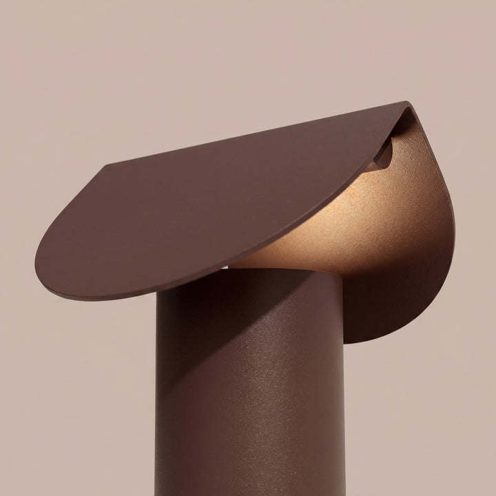 Lampe à poser BISCUIT marron allumée, vue de trois quarts