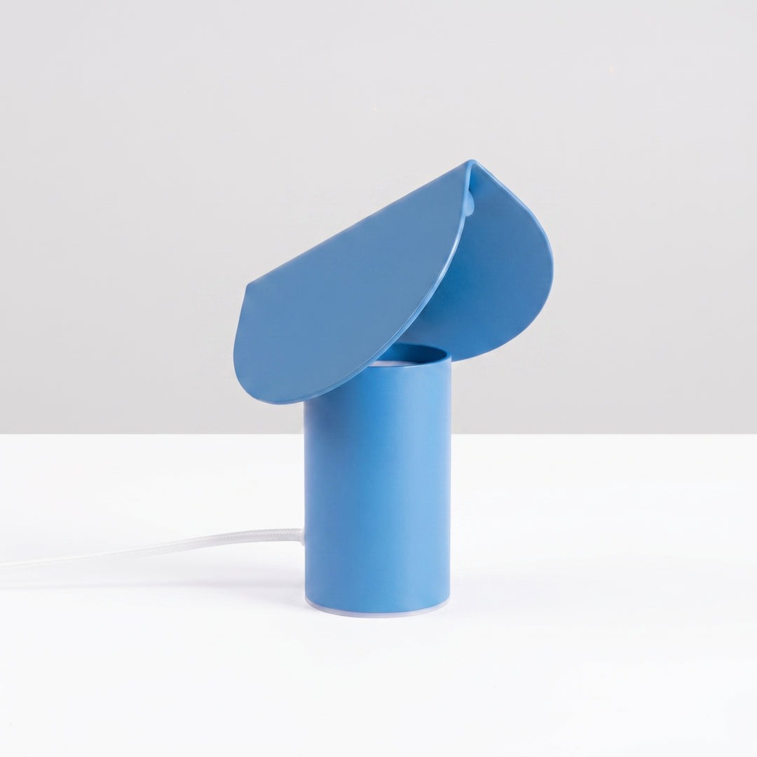 Lampe à poser BISCUIT bleu clair éteinte, sur une table