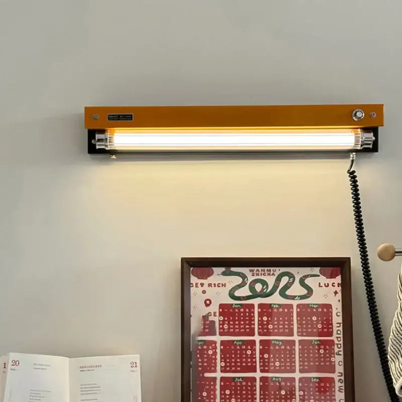 Suspension luminaire industriel tube fluorescent jaune au style loft