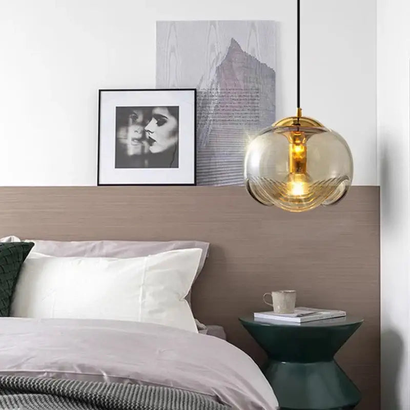 Suspension luminaire design boule en verre doré et noir raffiné