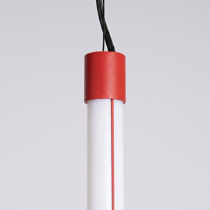 Suspension tube TRANG rouge détail de l'embout