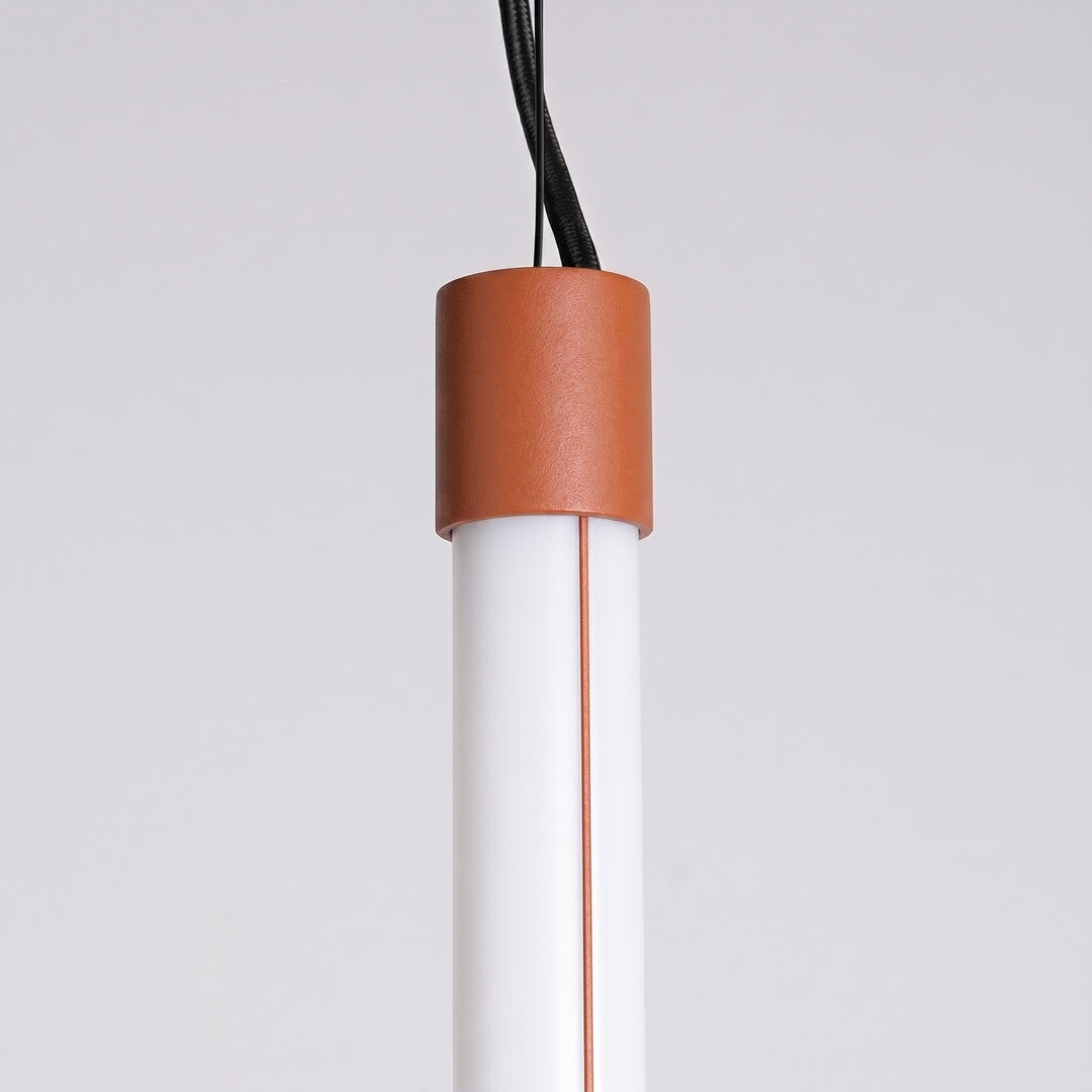 Suspension tube TRANG ocre rouge détail de l'embout