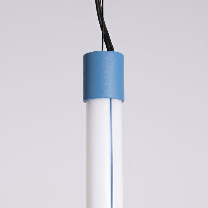 Suspension tube TRANG bleu clair détail de l'embout