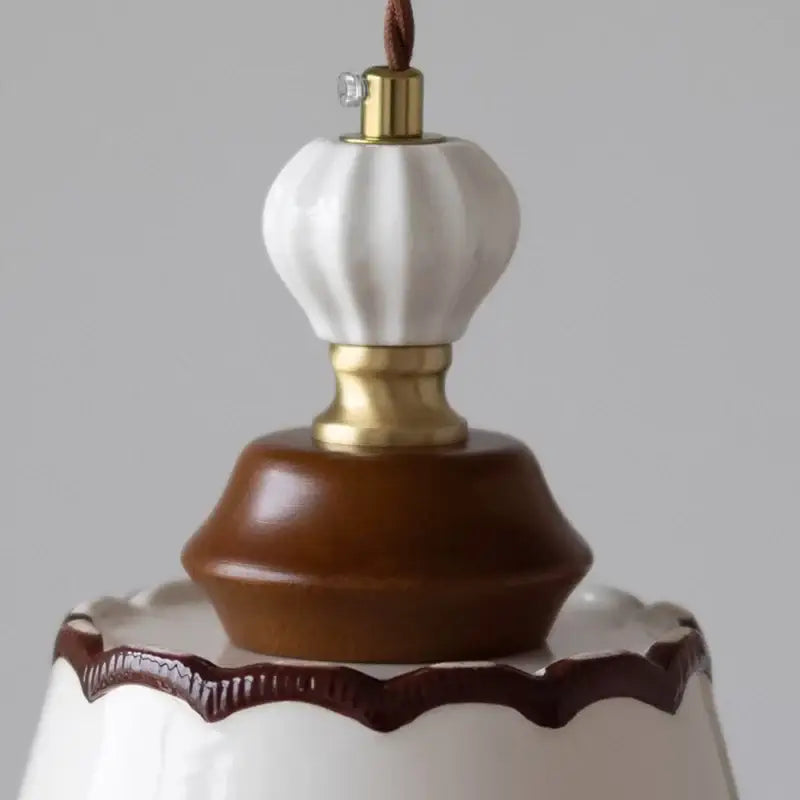 Suspension céramique et bois avec abat‑jour élégant